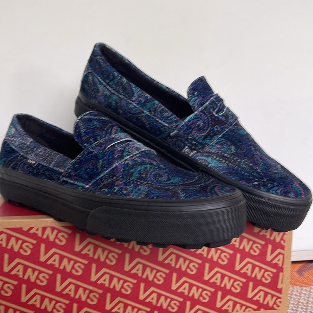 Vans WMNS Style 53 Velvet Paisley
VN000CQPCX9
Sneakers - Picture 6 of 16